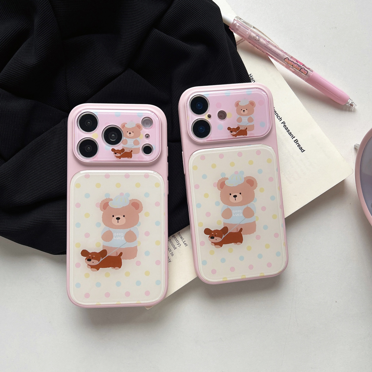 亚克力牵狗小熊适用苹果15时尚手机壳苹果15pro爆款手机壳新款17系列可爱粉嫩少女心手机保护壳