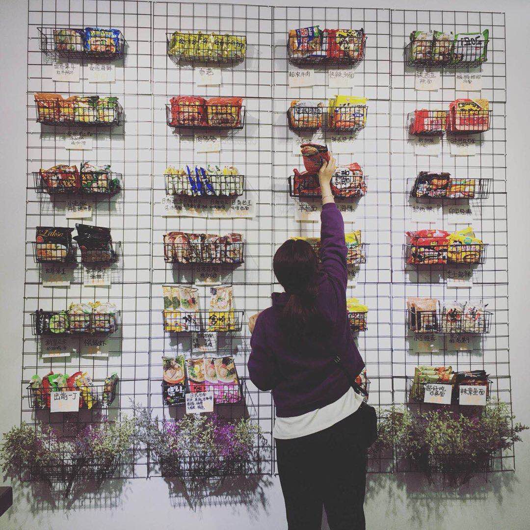 零食置物架子白色陈列墙网红泡面小食堂大号尺寸网格展示货架挂篮图片