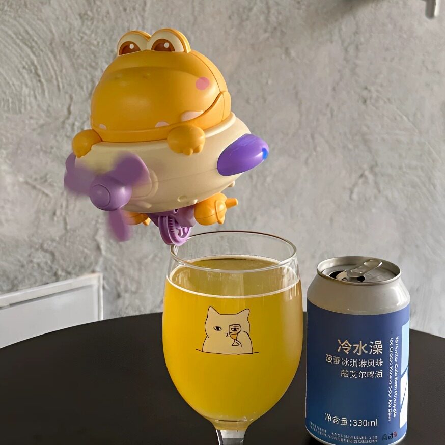 恐龙不倒翁电动平衡单轮车沿杯走