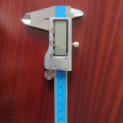 甄选数显游标卡尺150金属壳数显卡尺整体不锈钢材质大屏显示数据