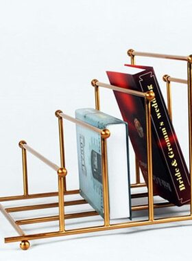 甄选金属几何落地书架金色橙色皮革杂志架简欧轻奢风格样板房书房