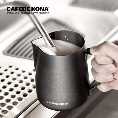 甄选CAFEDE KONA不锈钢拉花杯耐热涂层尖嘴拉花缸花式咖啡拉花奶