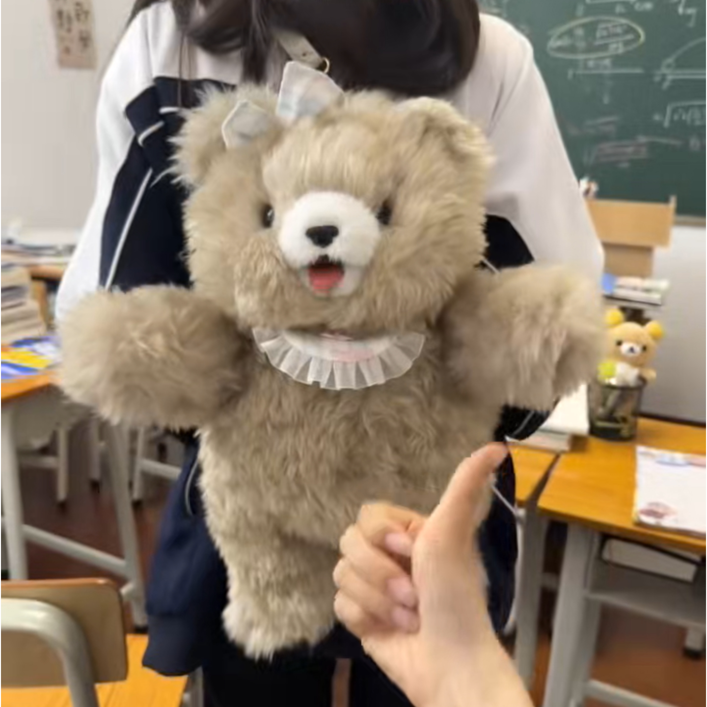 正版仿真动态小熊背包会唱歌吐舌头可爱毛绒刺猬书包通勤双肩包萌