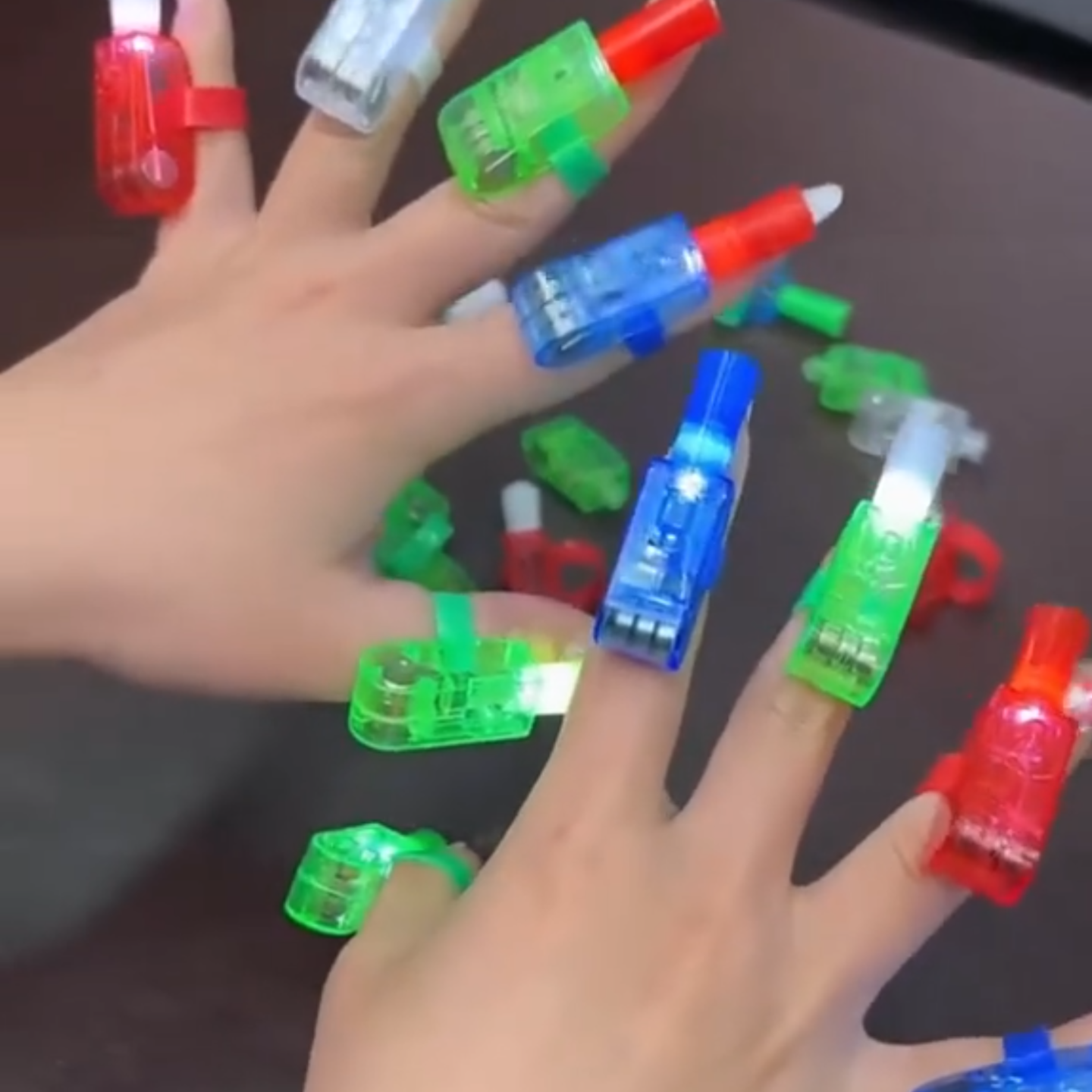 卡通手指投影灯手指灯戒指灯LED摆地摊热卖货源儿童发光玩具挂件6