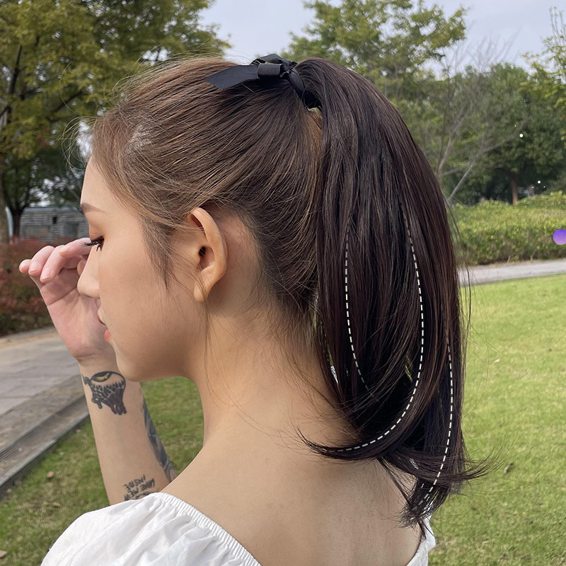 真发马尾假发女微卷辫子隐形自然梨花卷发大波浪绑带式超轻短发尾