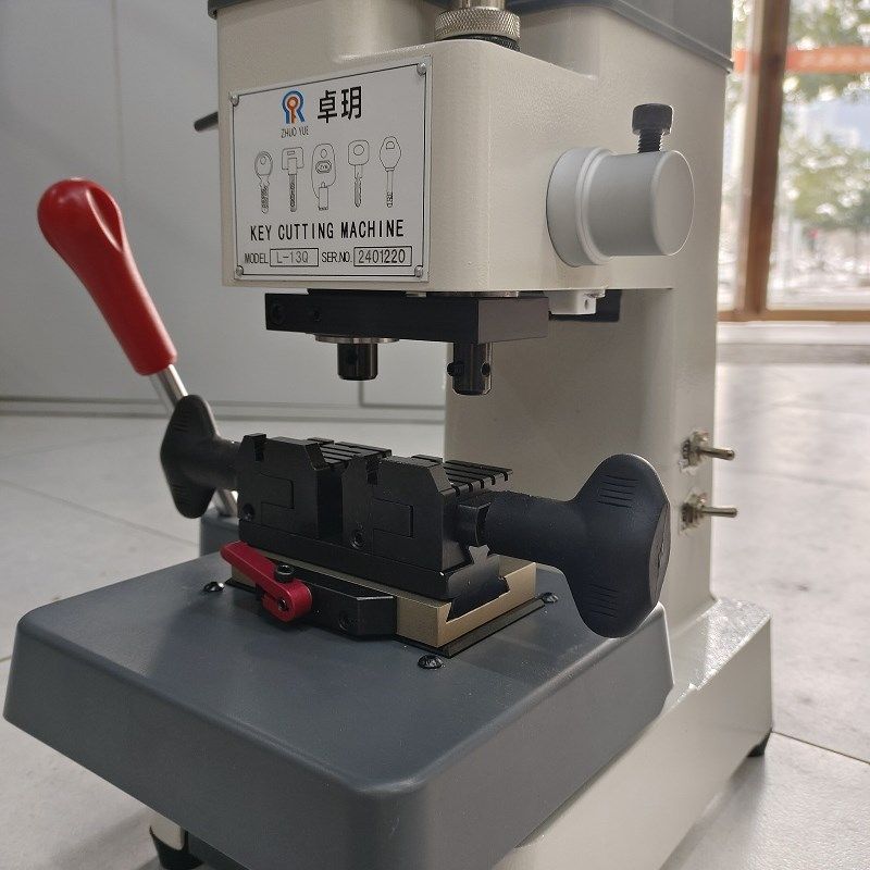 卓玥L-13Q多功能夹具立式钥匙机 轻松转换夹具