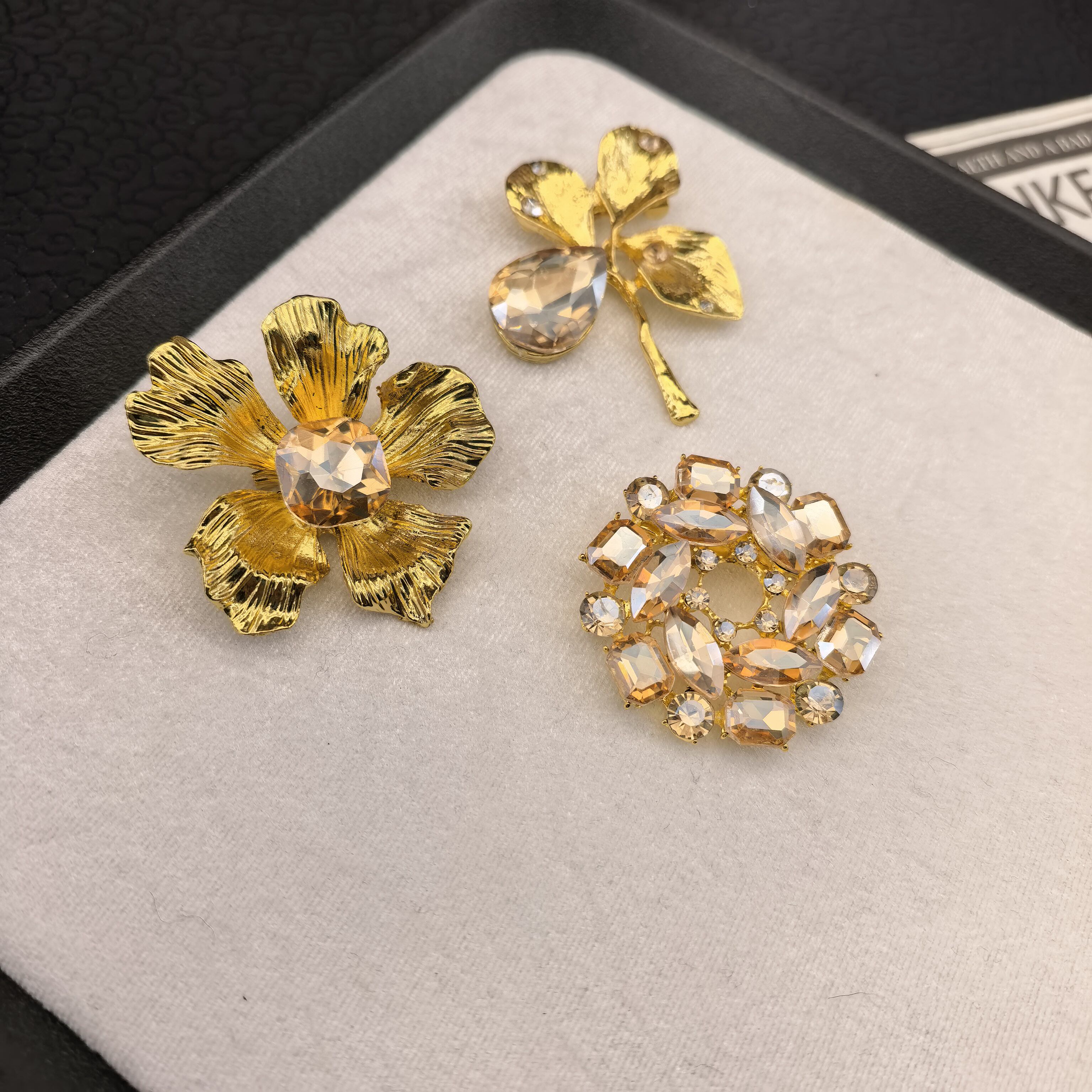轻奢精致香槟金百合花朵水钻别针其他服装配件WW465