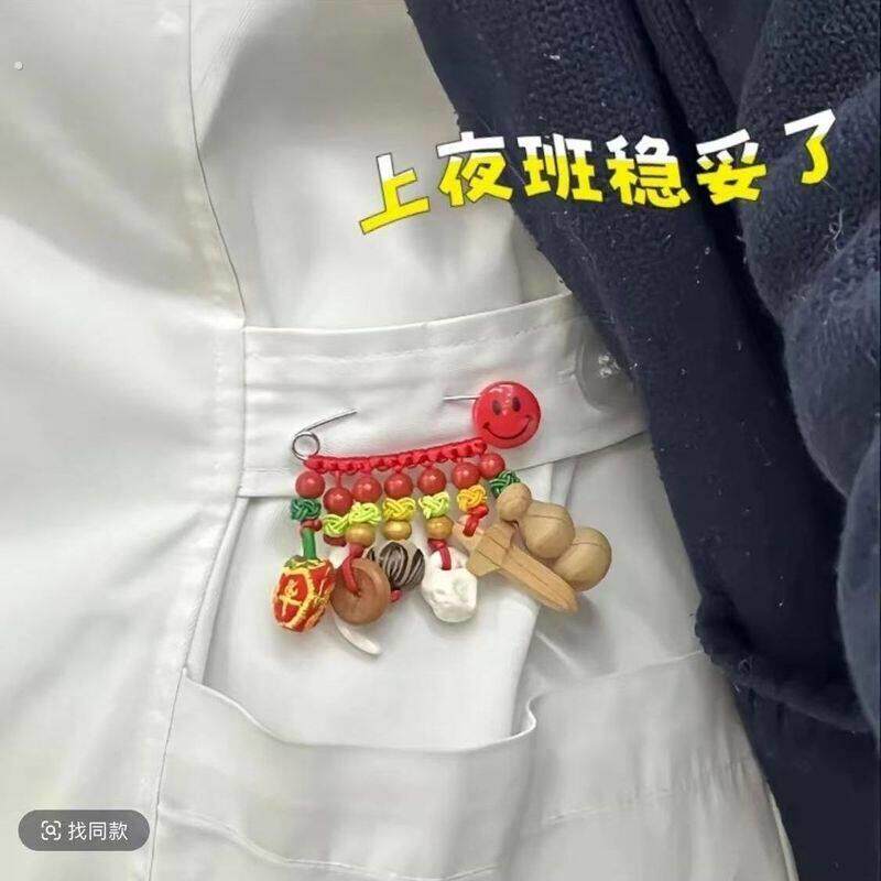 护士夜班值班神器平安挂件夜班无事桃木猪惊骨狗牙红绳编别针佩戴