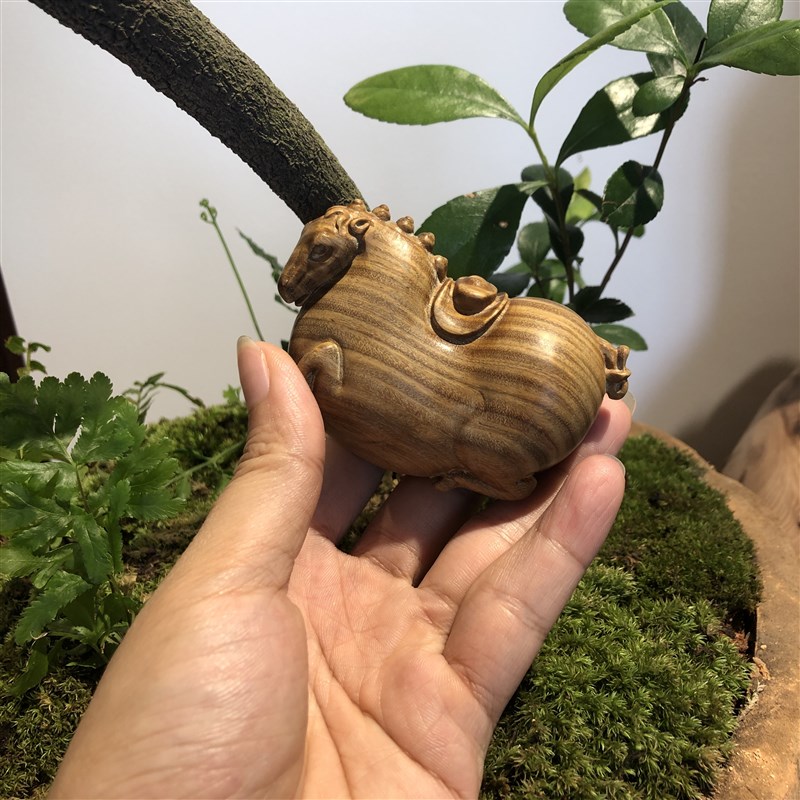 绿檀木雕唐马生肖马马上有钱文玩把件原木雕刻茶宠