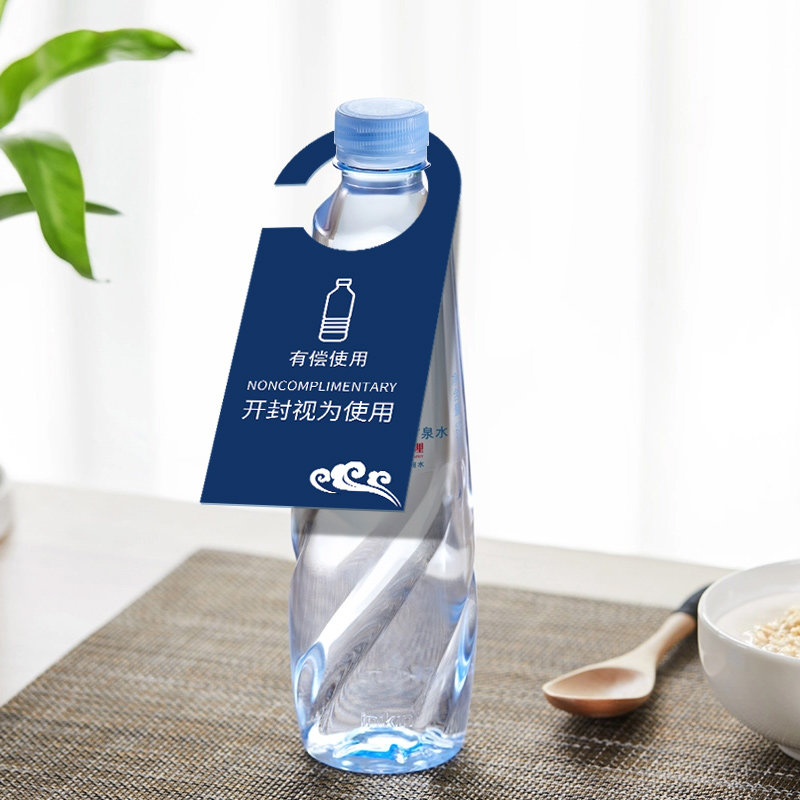酒店矿泉水挂牌定制logo免费赠饮牌广告标签定做宾馆瓶装水价格展