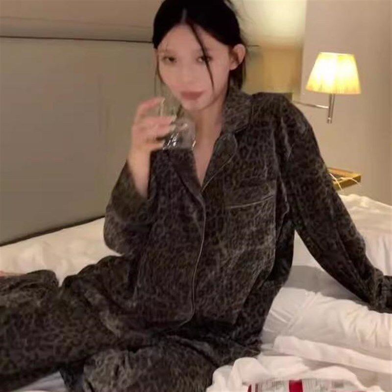 豹纹法兰绒睡衣女士秋冬季新款加绒加厚高级珊瑚绒家居服两件套装