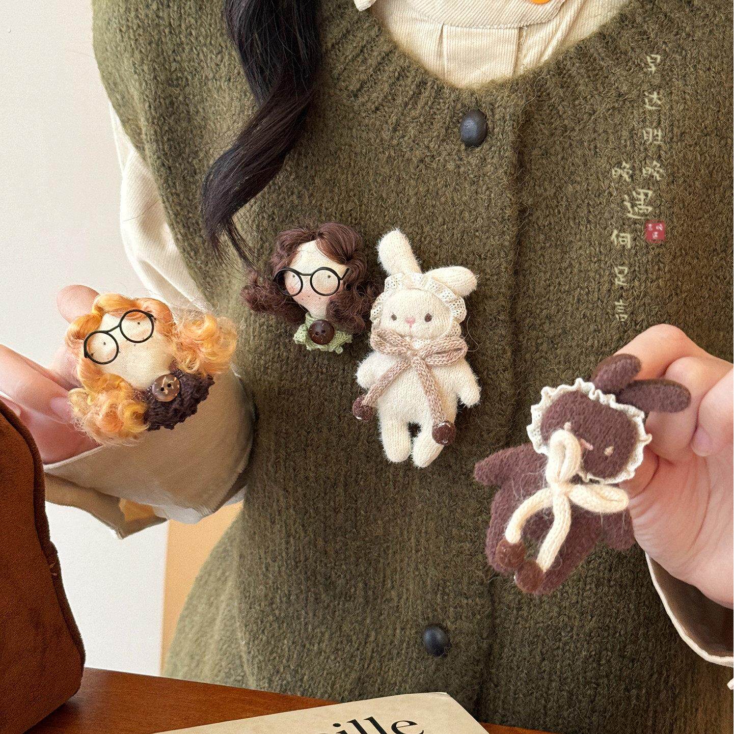 可爱玩偶小兔子胸针女款2025新款设计感小众毛衣别针配大衣固定扣