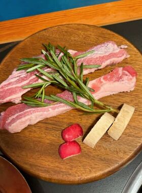 碳烤五花摆肉盘展肉板烤肉砧板拼盘木墩子餐盘冷肉拼盘圆形披萨板