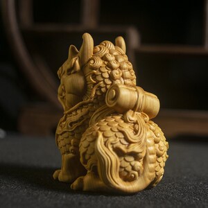 胜券在握匠心志背书麒麟手把件随身小叶黄杨木雕手工艺品文玩
