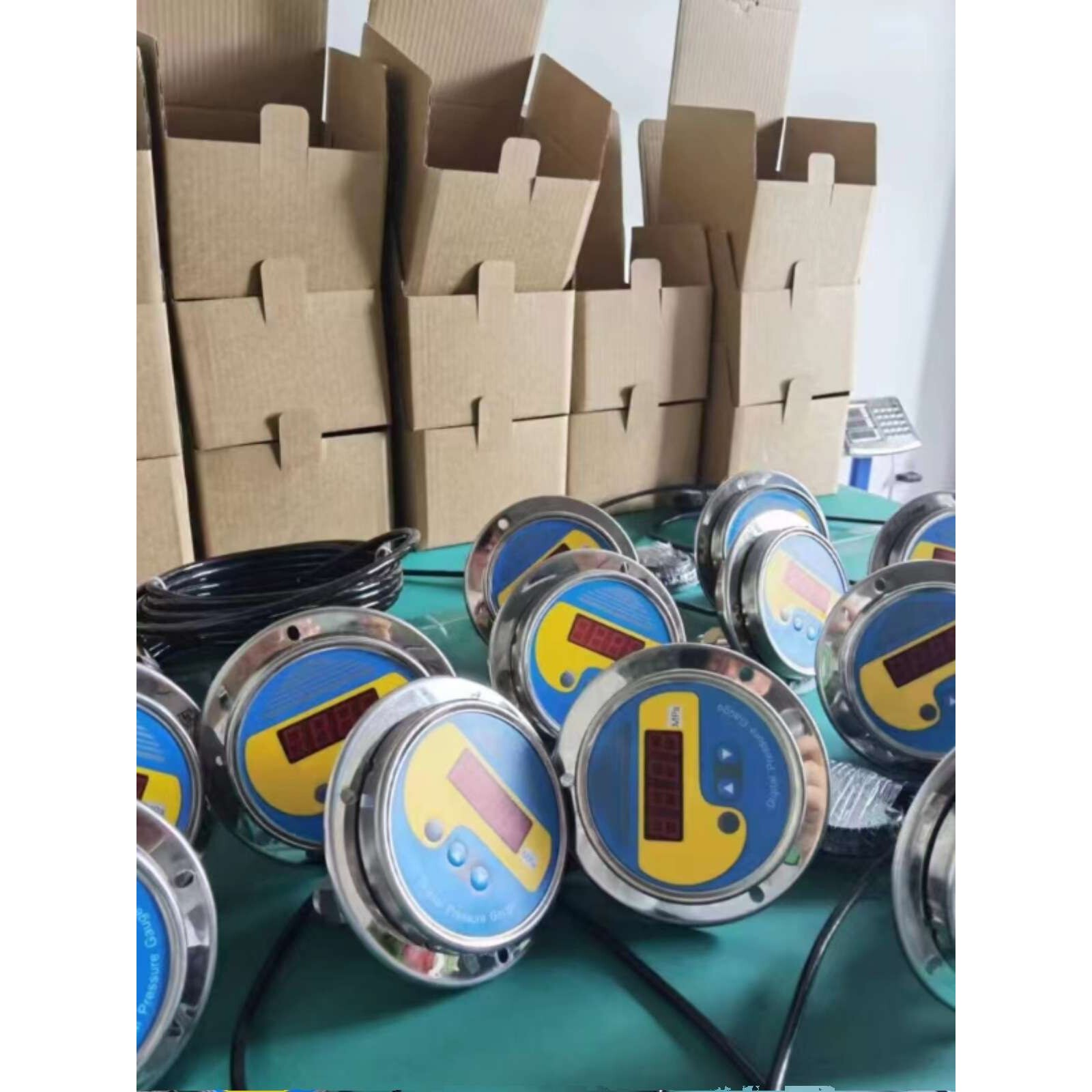 轴向带边面板安装分体式压力控制器变送器静压液位气液压100表盘