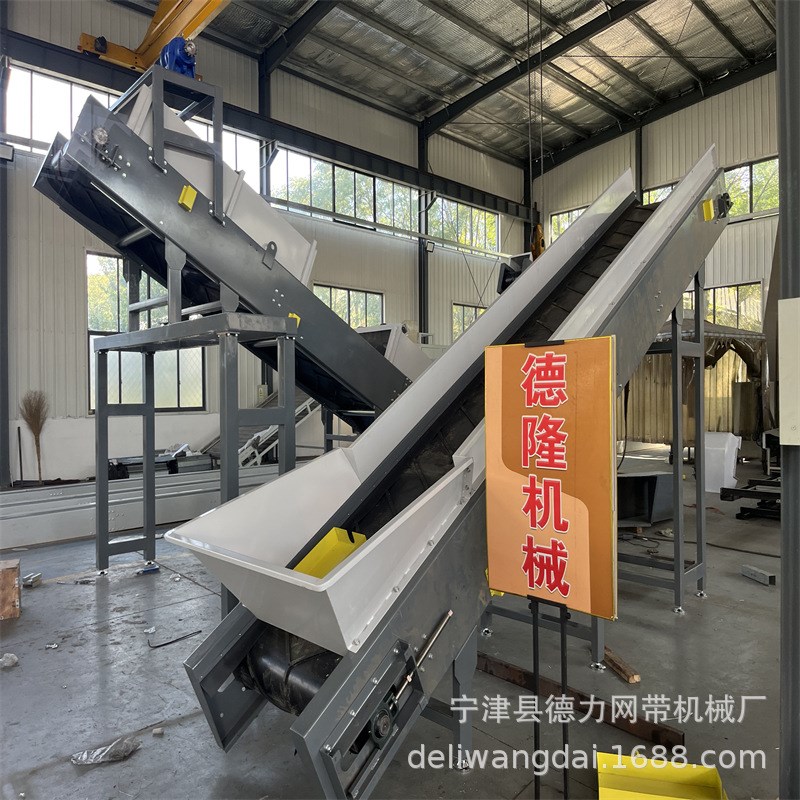 爬梯封闭式传送带斜坡输送机耐磨橡G胶带输送线粉碎料运输流水线