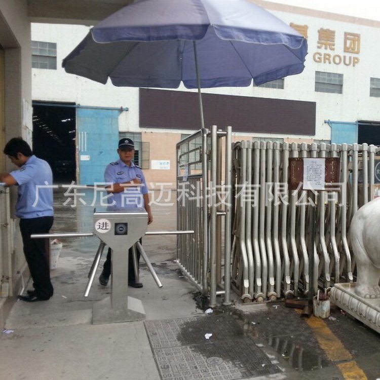 供应立式双面三杆转闸,白钢双通道出入双向三辊闸,行人通道双门闸