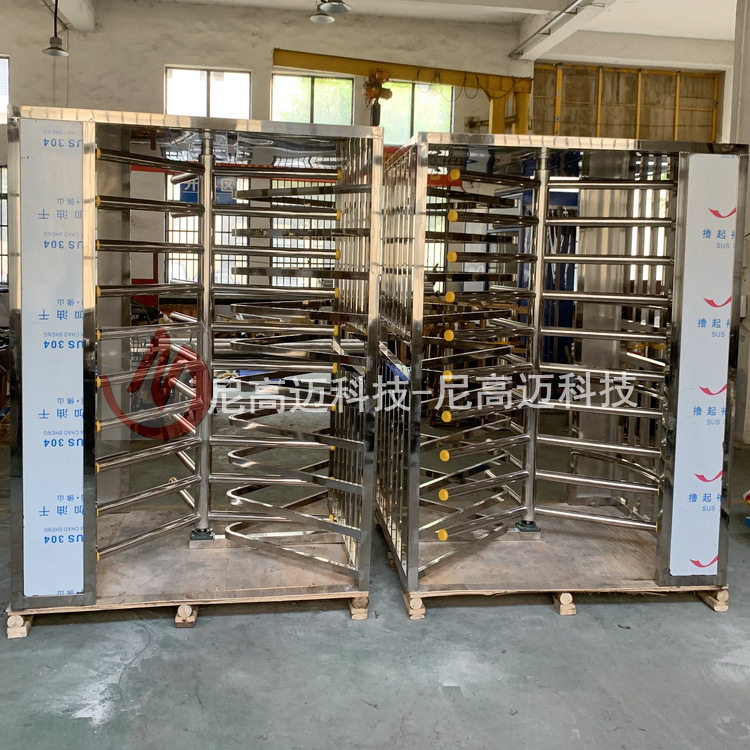 南宁火车站平顶全高单向门不锈钢单项导流闸门景区游乐园手动滚匝