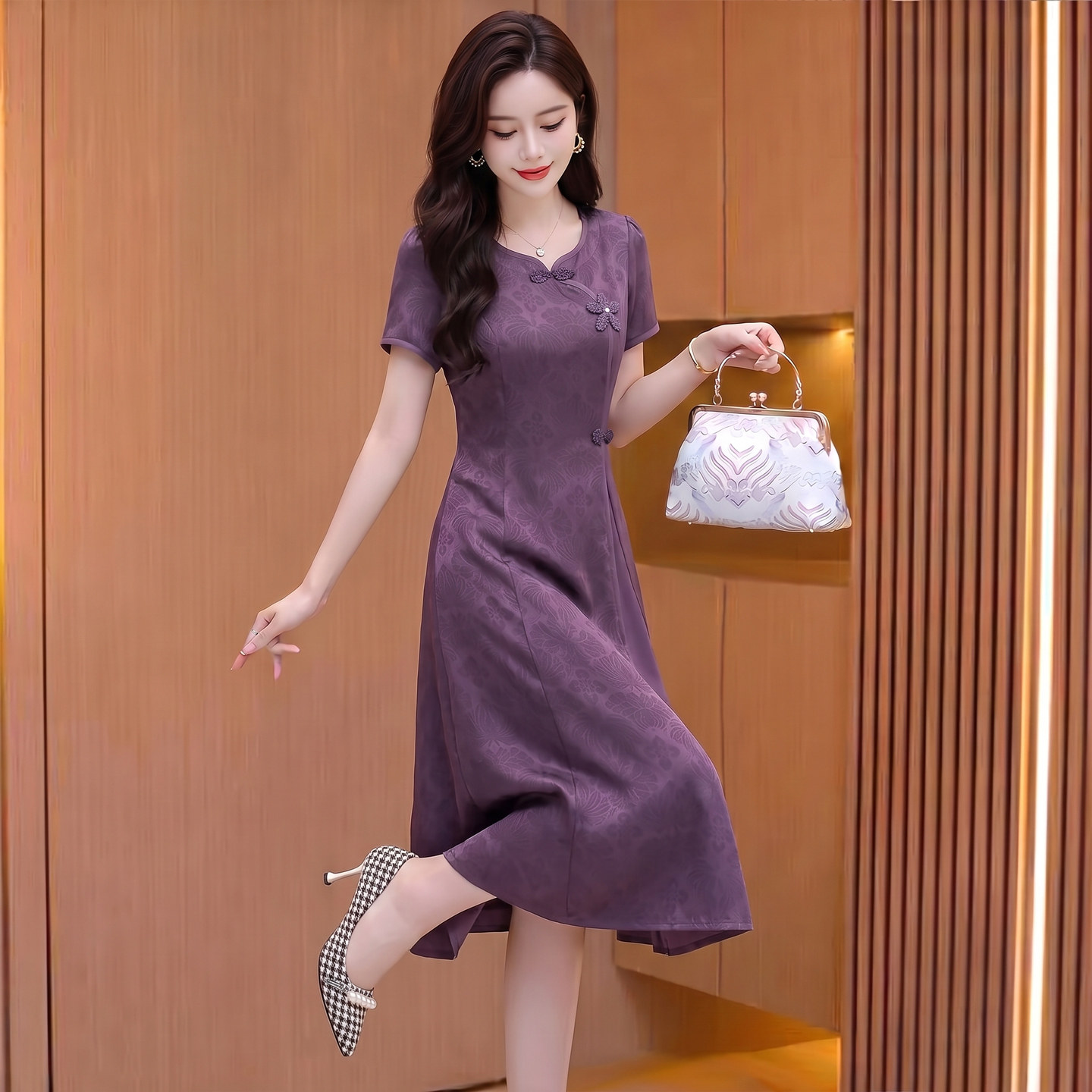 紫色低领改良旗袍连衣裙女2026新款夏爆款小个子十三行喜妈妈礼服