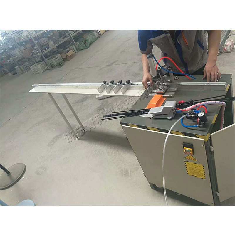 铝型材T型条切割机 气动式封边条切割锯 自动走刀T型装饰条切割