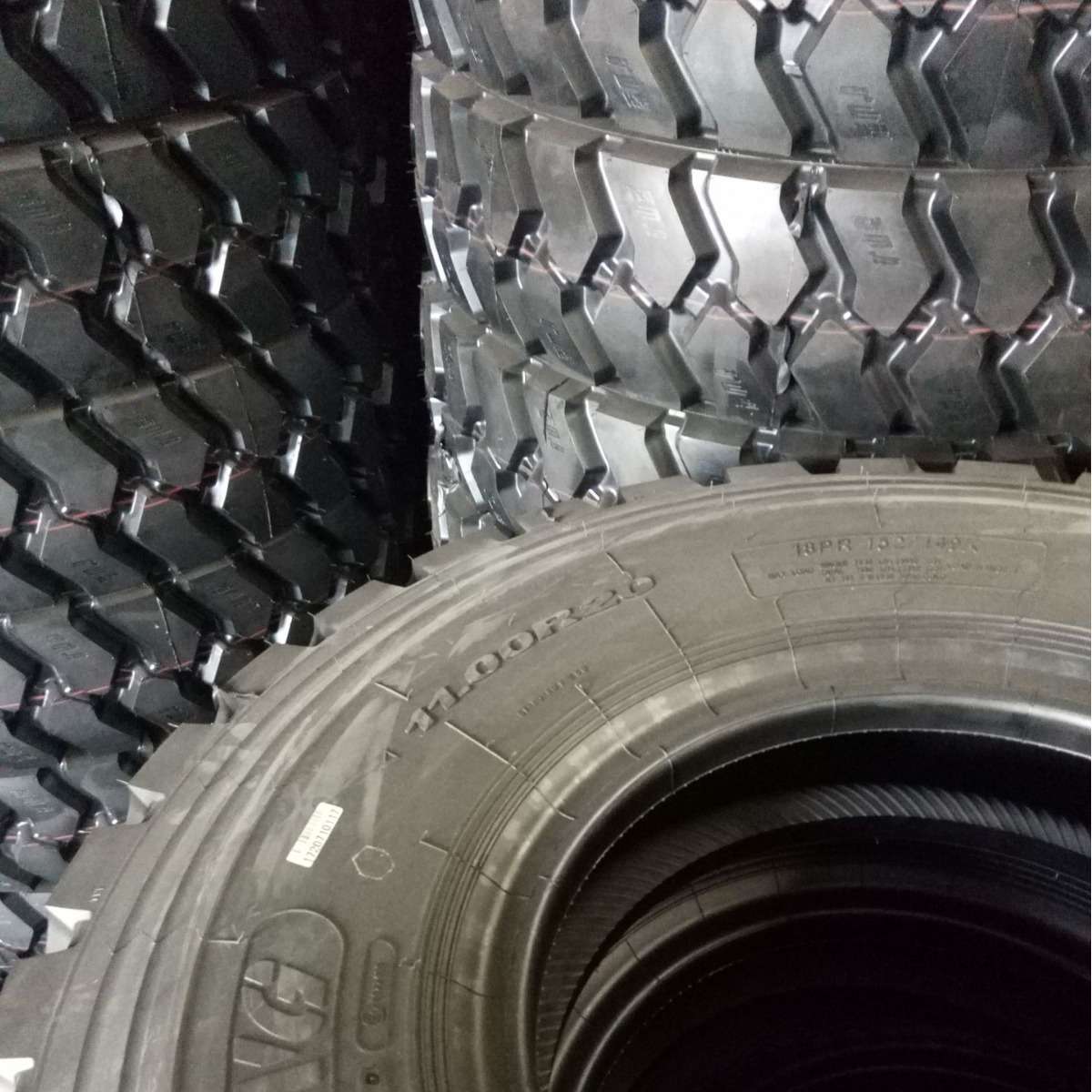 900R20钢丝胎 两块矿山花纹 抗撕裂耐磨性高 载重卡车钢丝轮胎