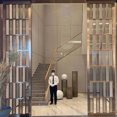 社区入户金属屏风玻璃隔断酒店包间新中式不锈钢轻奢玄关景墙装饰