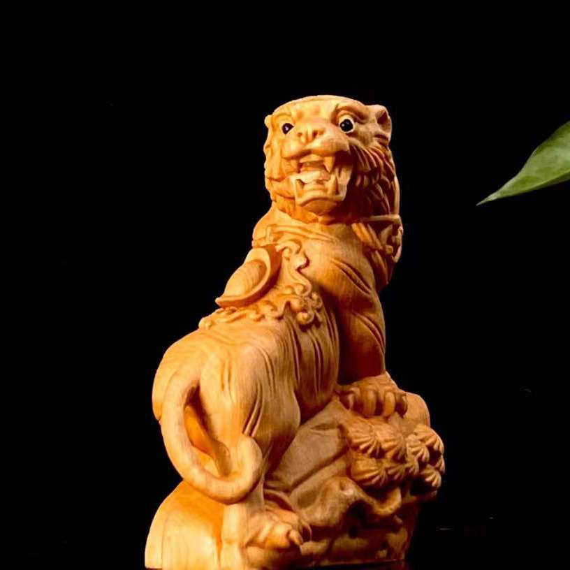 崖柏木雕刻上山虎摆件 实木生肖八方来财老虎车载家居装饰工艺品