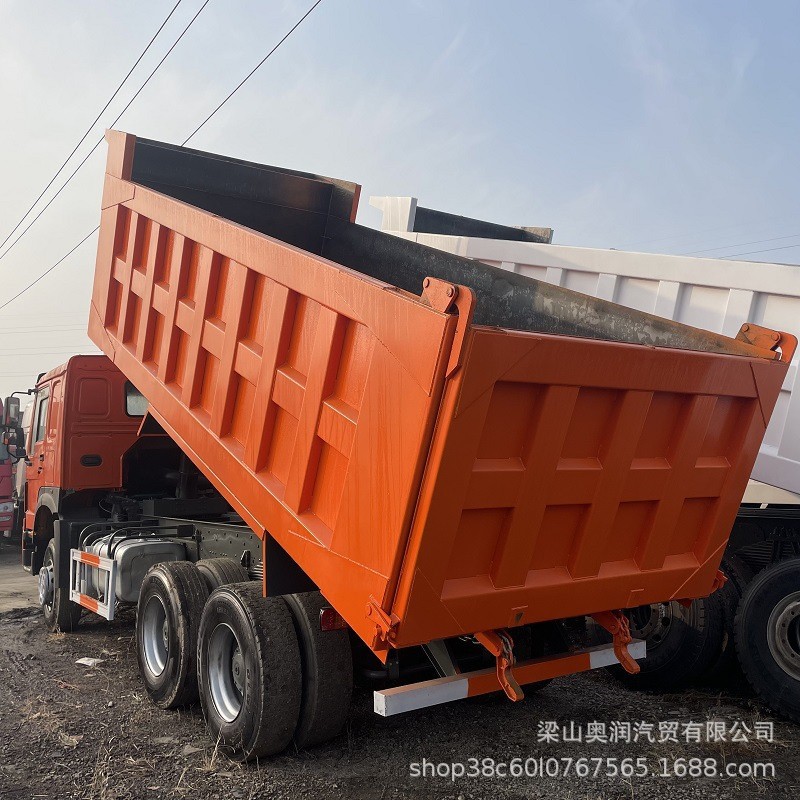 后八轮豪沃自卸车右驾砂石料