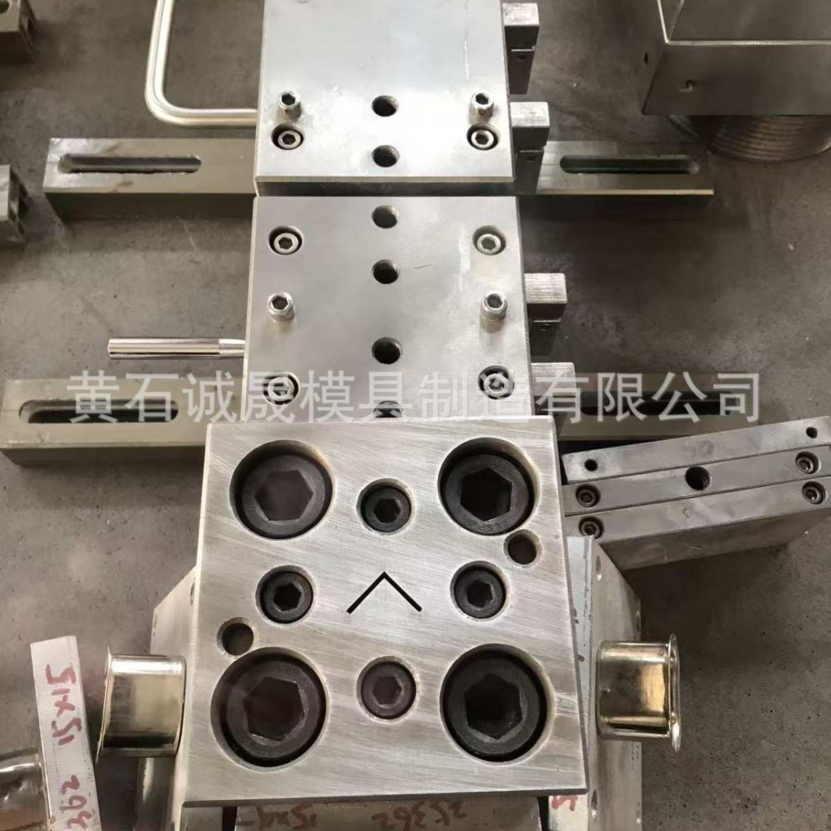 PVC异型材踢脚线木塑门套线工业缠绕管装饰线门边角线异型加工