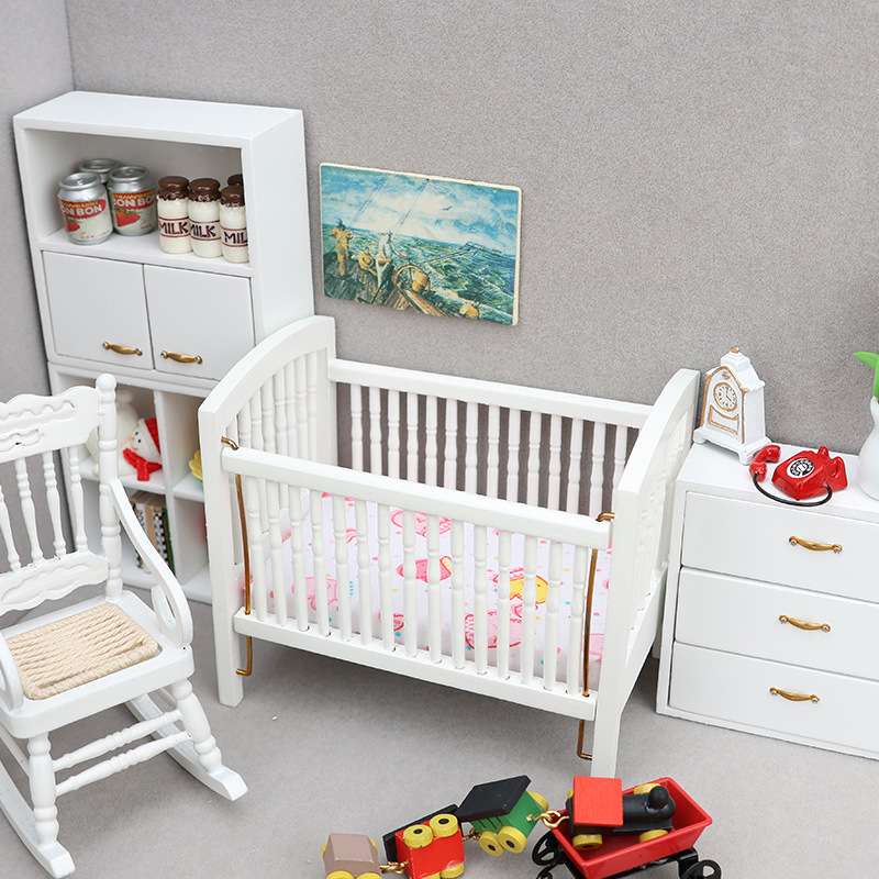 1:12娃娃屋dollhouse迷你家具儿童房纯白色婴儿床草莓床垫小床