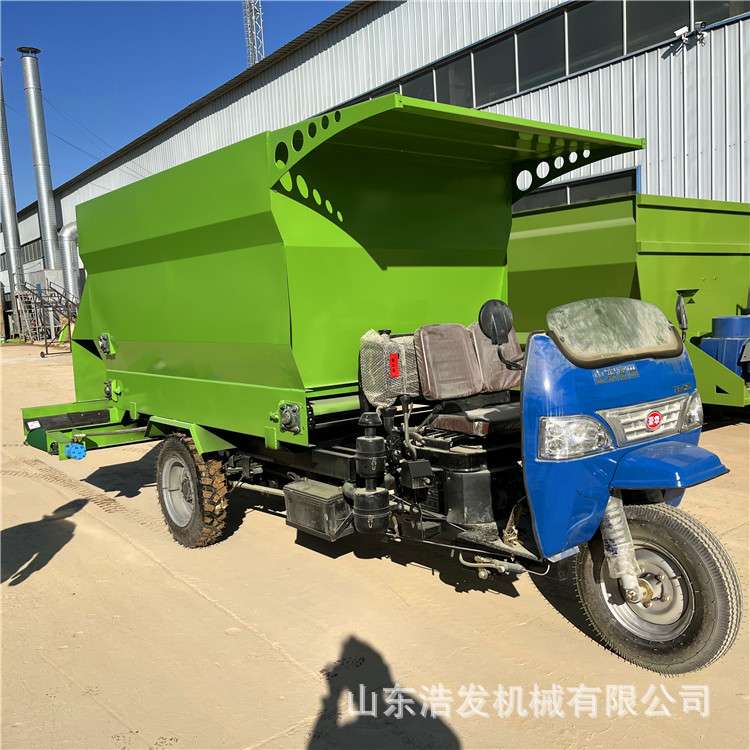 养殖区机械化撒草车双边羊棚料槽添草车五立方三轮式青储料投料车