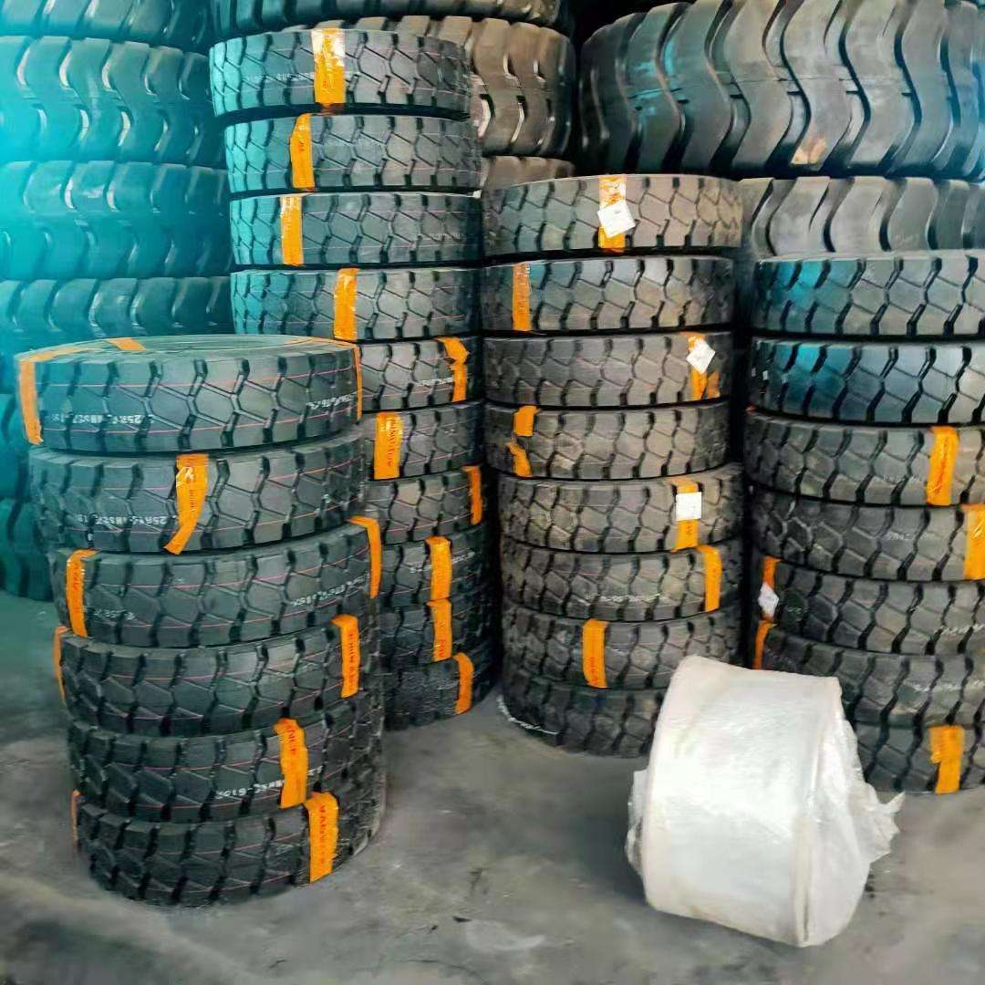 全钢丝充气叉车轮胎8.25R15 叉车轮胎9.00 10.00 11.00-20R20块花