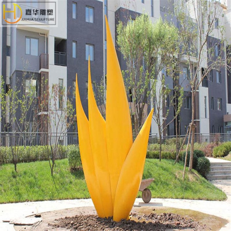 户外玻璃钢抽象雕塑制作彩绘踢z足球人物摆件园林广场抽象装饰摆