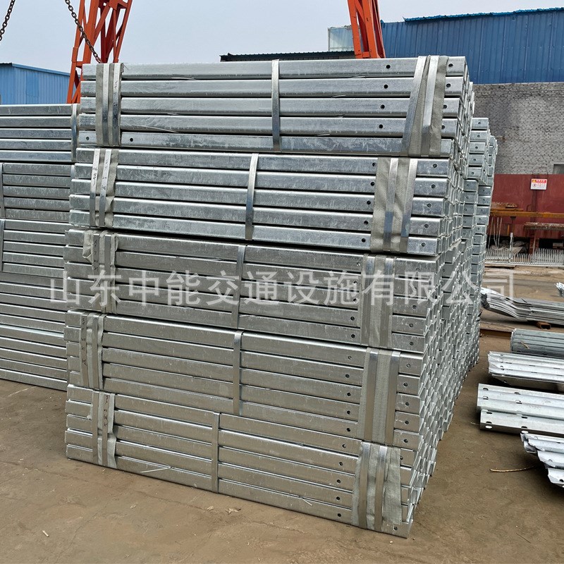 高速公路交通护栏板o防护栏波浪型护栏板滚桶护栏冠县立柱出口
