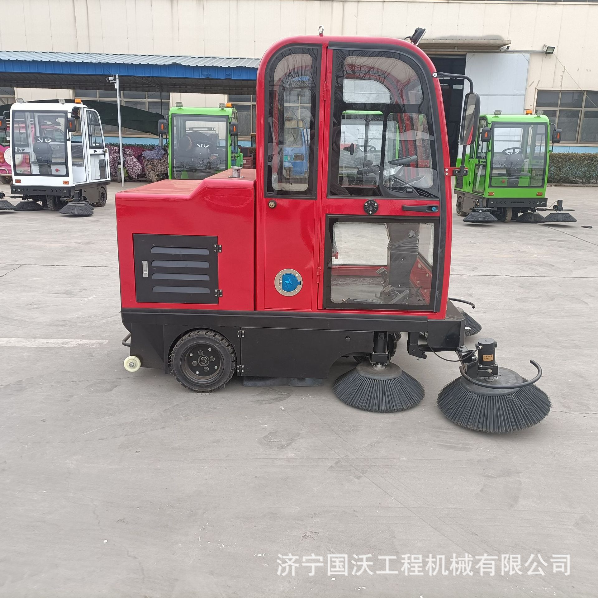 商场地面扫地机 电动全封闭洒水清扫机 小型工业扫路车视频