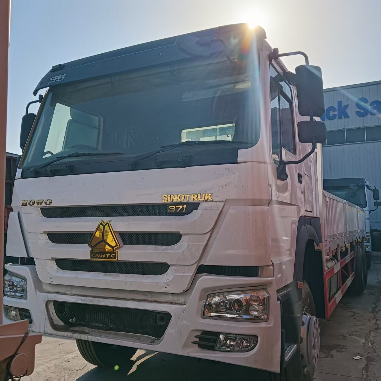 豪沃6×4后八轮371马力载货车
