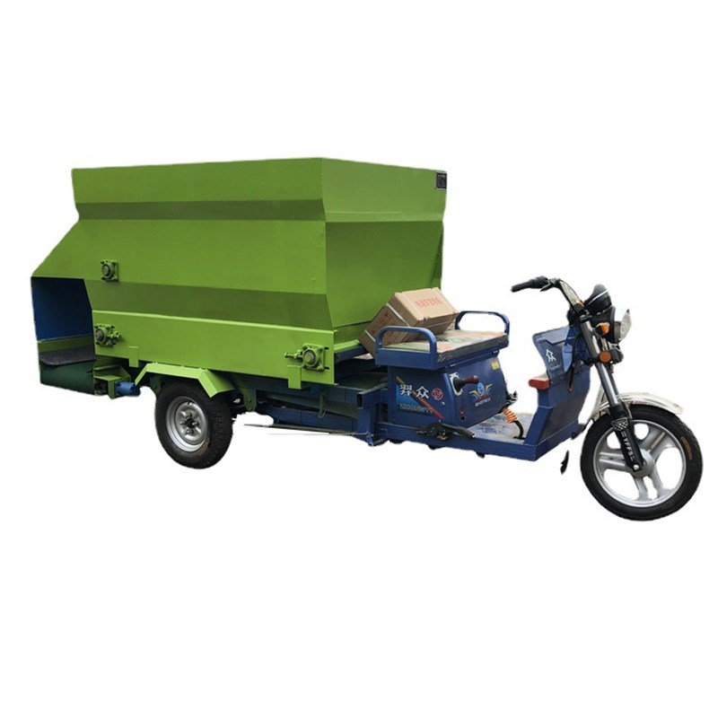 小型电瓶3立方喂l料车养殖场绞龙出料投料机饲喂牛羊自走式撒料车