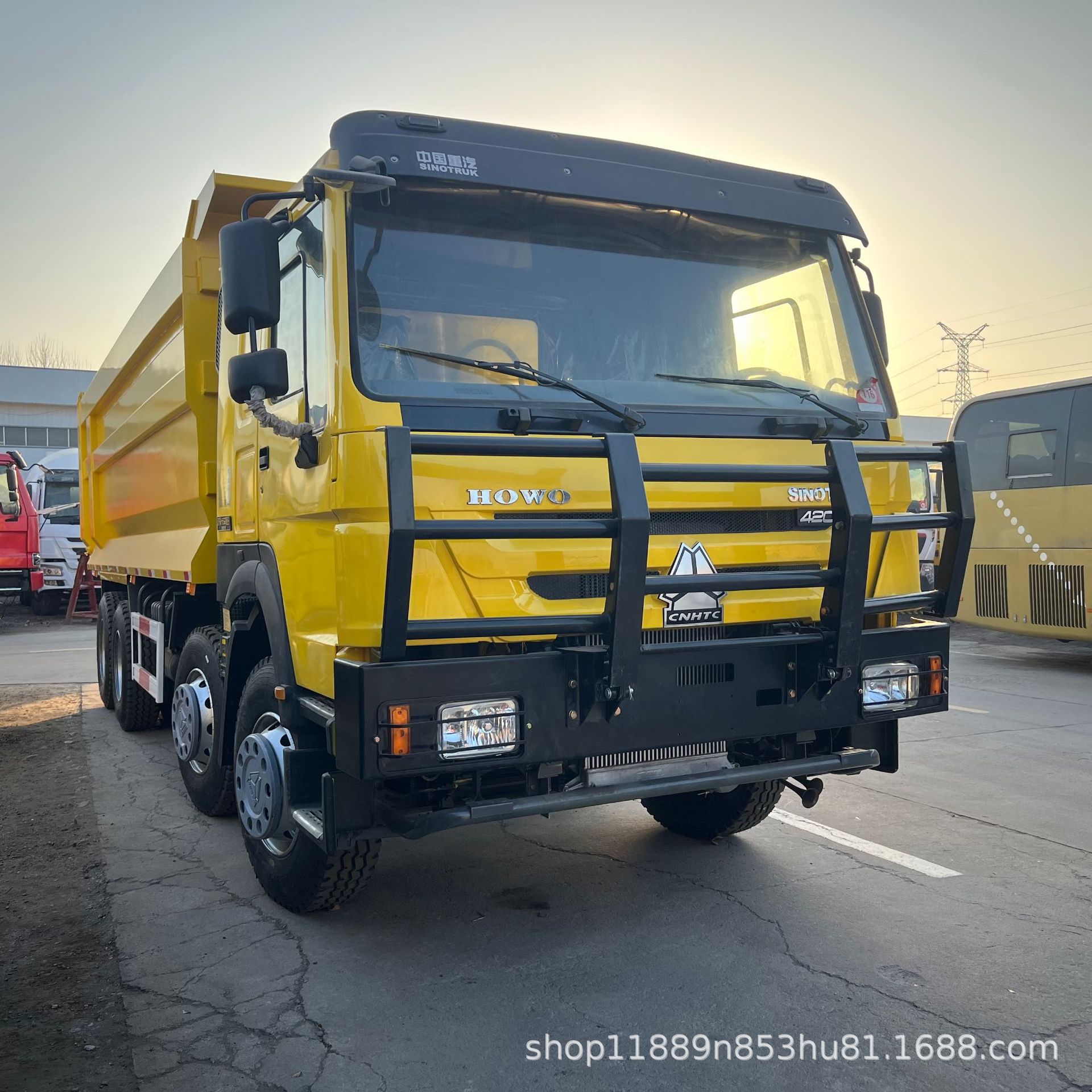 现车豪沃8×4自卸车371马力