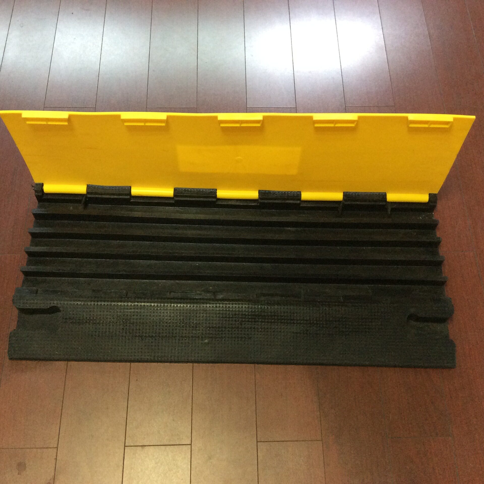 5线槽室内减速带舞台穿线减速带五槽减速带五凹槽减速板