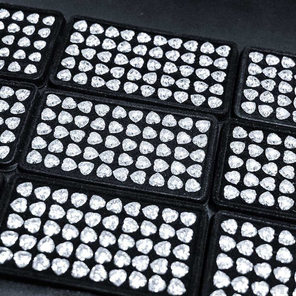 彩色心形莫桑石123ct现货 爱心形莫桑裸石梧州人工合成宝石