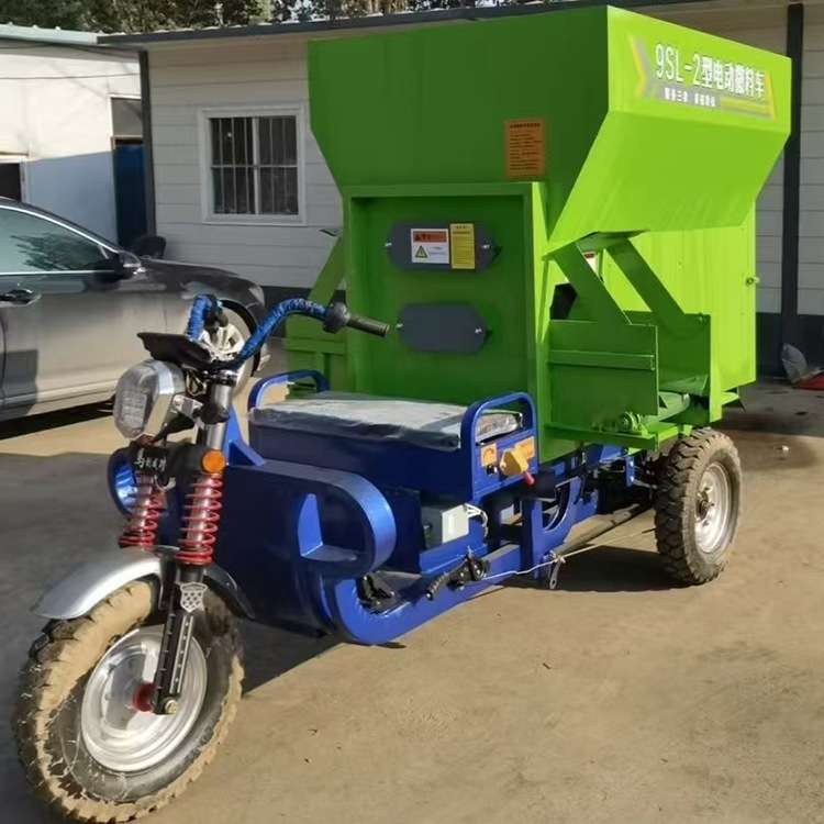 聚拓 电动牛羊草料撒料车 设备全自动投料机 养牛场喂料设备