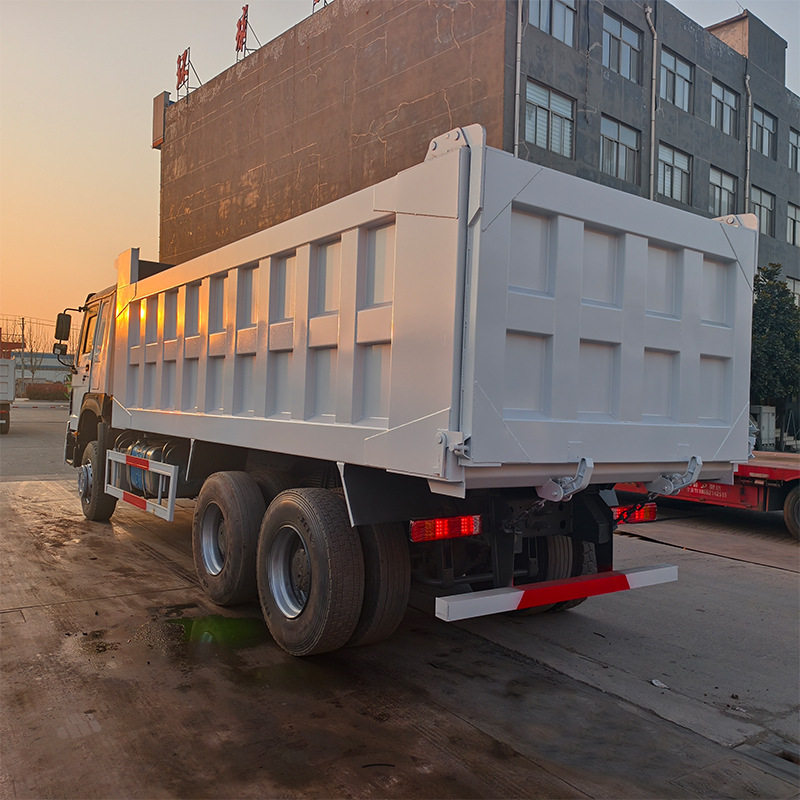 重汽豪沃后八轮自卸车 右驾驶舱矿用工程车 371马力砂石料倾斜车
