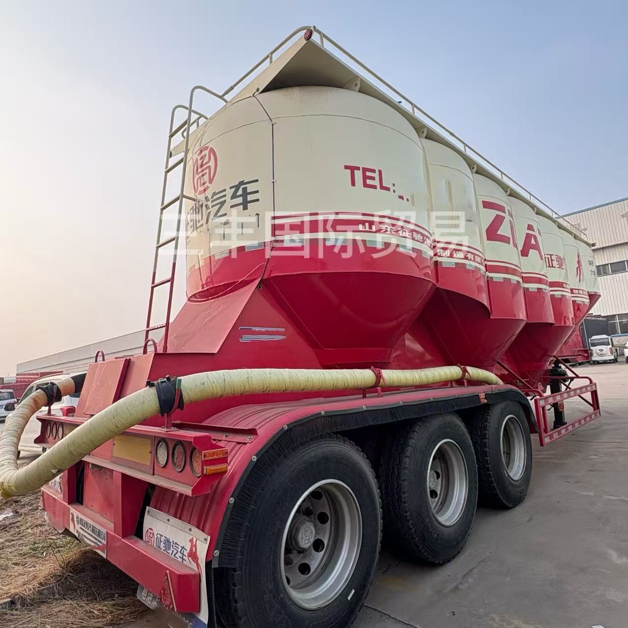 厂家外贸出口3轴60方70方柴油机组粉罐车 漏斗水泥罐车下灰半挂车