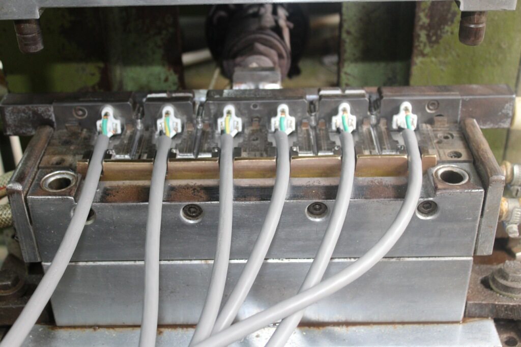 生产法国直头模具弯头模具立式注塑机成型模具DC插头模具