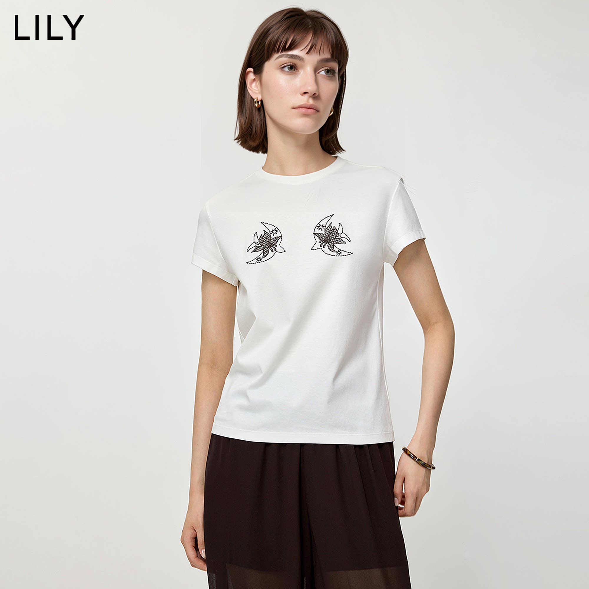 LILY2026夏新款女装波西米亚风简约复古飞燕绣花正肩通勤短袖T恤
