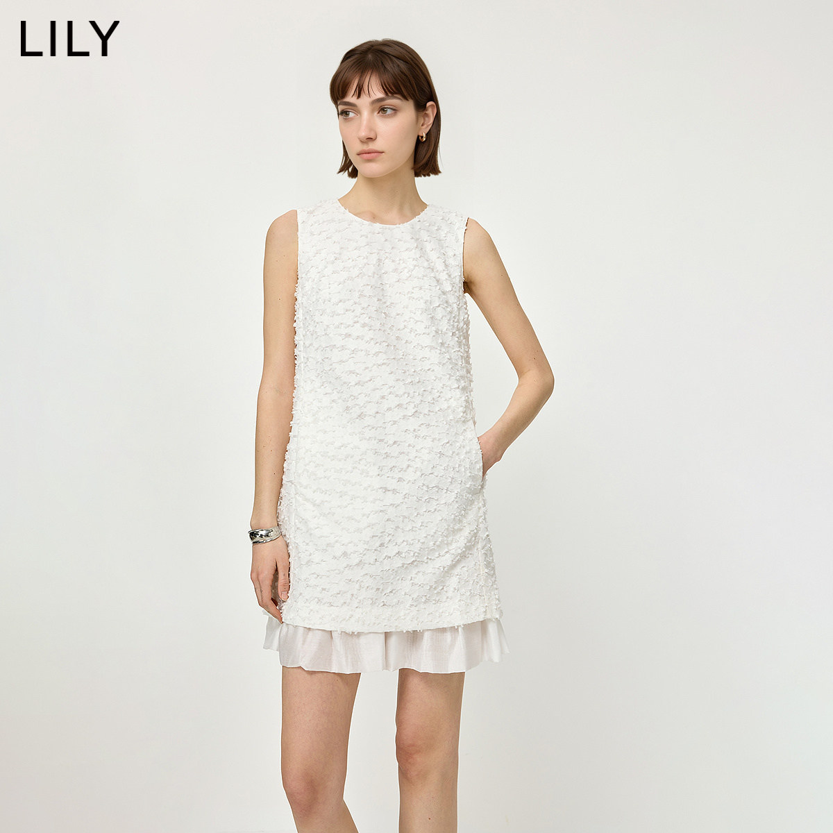 LILY2026夏新款女装含莱赛尔亚麻欧根纱肌理感无袖圆领白色连衣裙