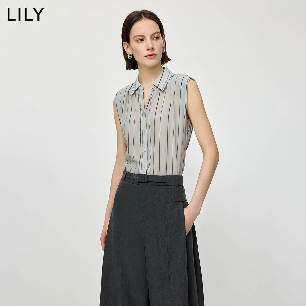 LILY2026夏新款莱赛尔混纺格雷系知性条纹垫肩无袖衬衫马甲背心女
