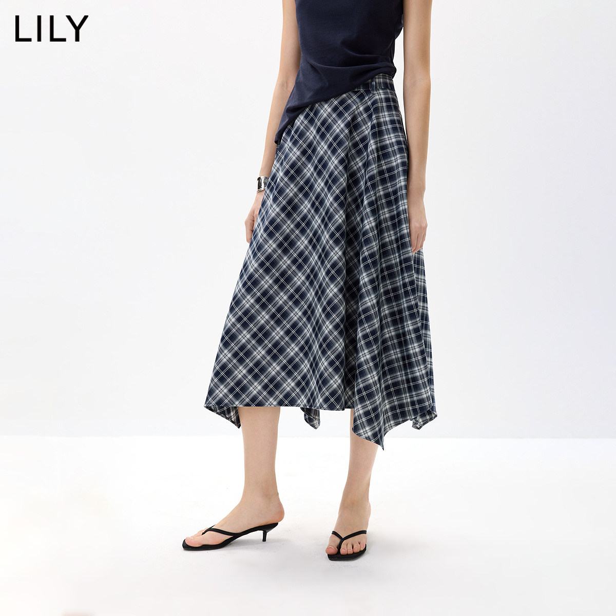 LILY2026秋新款复古学院风格纹宽松休闲通勤不对称藏青色半身裙女