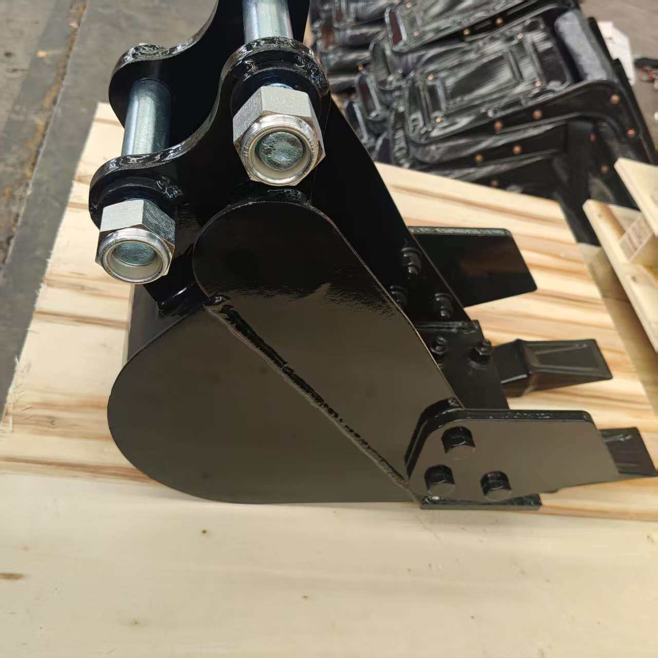 山东发货中小型挖掘机属具 液压破碎锤/漏筛斗/耙子/平地夯属具