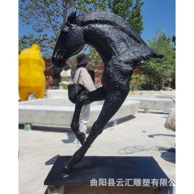 现货玻璃钢创意半身马穿墙马雕塑室内酒店大堂景观动物装饰品摆件
